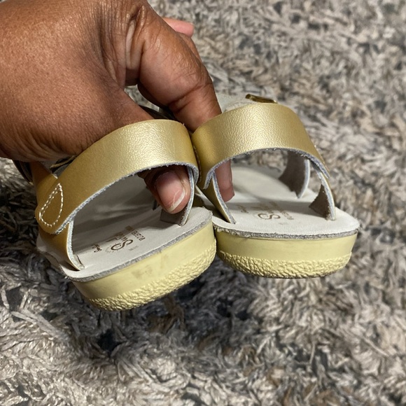 Hoyway Sun San Sufer metallic gold sandals, size 13 - Picture 4 of 8